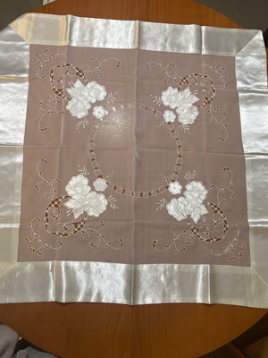 Set of 4 table linens with sizes 85x85 and 61x61 cm