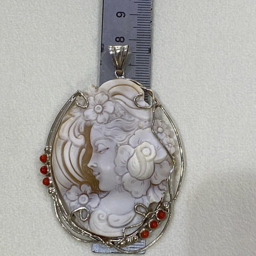 Silver cameo pendant with real coral new
