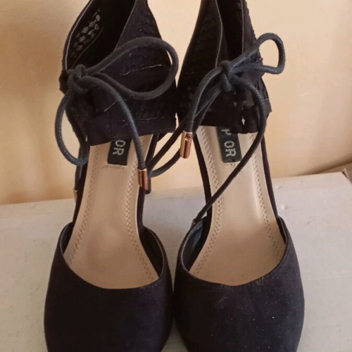 Suede pumps ankle boot style with zipper, heel 9 cm, like new, size 37, black
