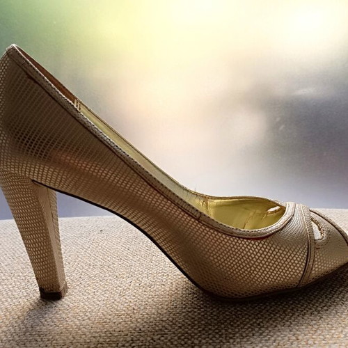 Peep-toe Anne Klein pumps used, satin beige snake effect