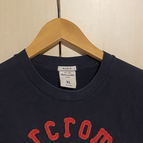 Abercrombie & Fitch T-shirts XL kids like new, red and dark blue set of 2
