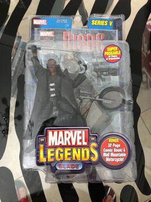 Blade Marvel Legends Series V φιγούρα καινούργια, με 34 σημεία άρθρωσης και κόμικ