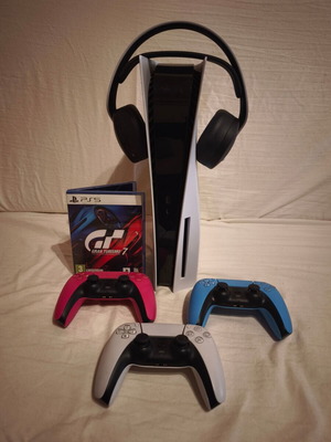 PlayStation 5 μεταχειρισμένο με ακουστικά Sony Pulse 3D, 3 χειριστήρια και παιχνίδι Gran Turismo 7