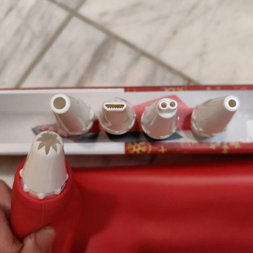 Silicone piping bag set with 5 types of nozzles like new