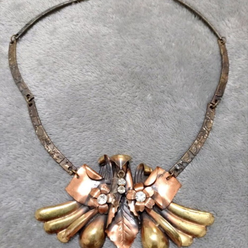 Vintage necklace with decorative leaf and flower elements, like new
