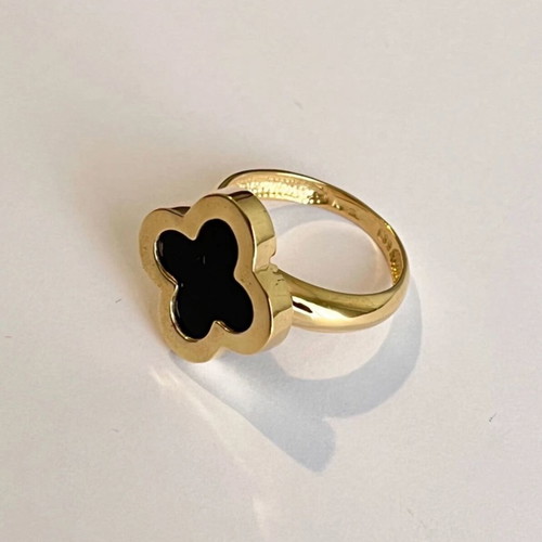 Van Cleef solid 14k yellow gold ring with onyx like new