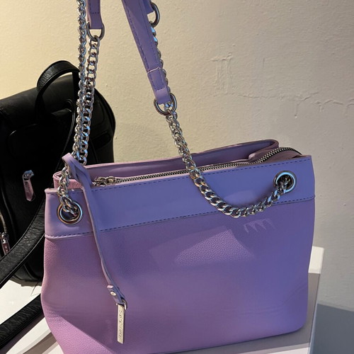 Lilac shoulder bag like new with silver chain