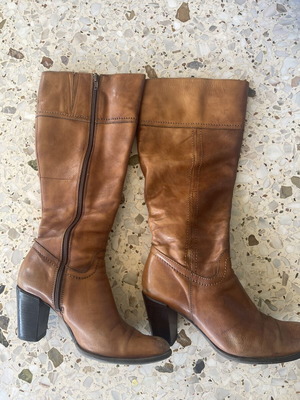 Leather women's boots used, brown, size 37, fur lining