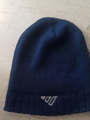 Adidas πλεκτός σκούφος σε σκούρο μπλε