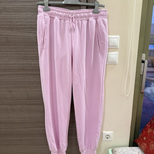 Pink sweatpants with soft fabric