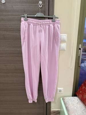 Pink sweatpants with soft fabric