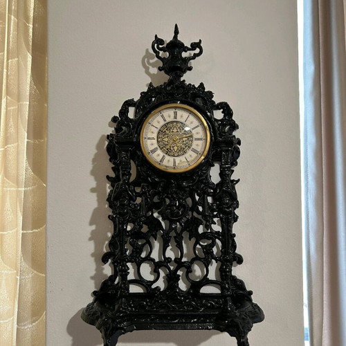 Vintage mechanical clock used, runs 10 hours nonstop