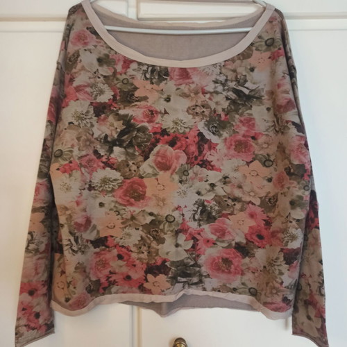 Slim hoodie with flowers in khaki shades one size