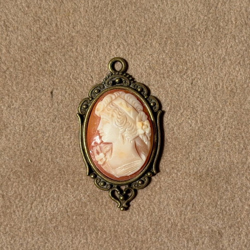 Cameo pendant genuine like new handmade