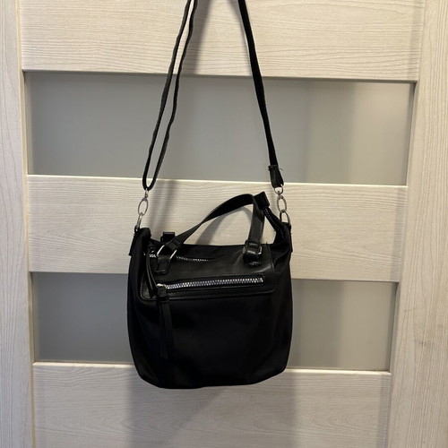 Black crossbody bag like new with zip pocket