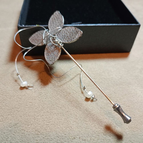 Women's lapel pin like new, silver flower design