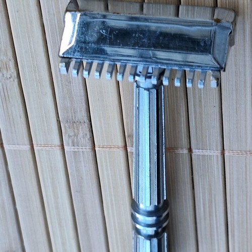 Gem Micromatic open comb single edge razor '40s used