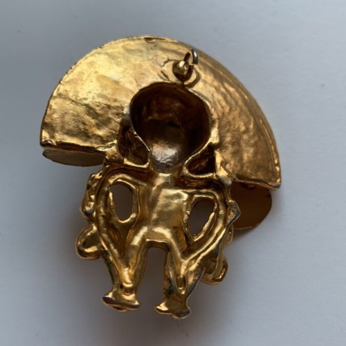 Pendant replica of Tairona shaman figure, like new