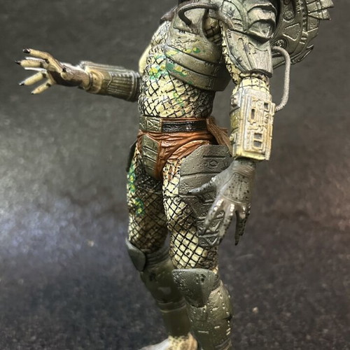 Classic Battle Damaged Predator 8” Neca Action Figure Series 2 2010 like new