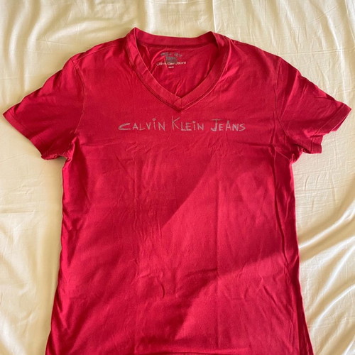 Calvin Klein red V tshirt size M, very good condition