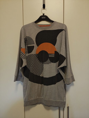 Humor unisex sweatshirt long with 3/4 bat sleeves, size Medium, like new