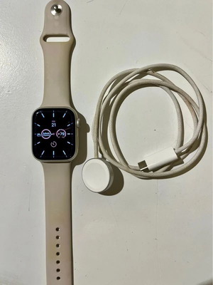 Apple Watch Series 7 GPS 45mm Starlight with charger and strap