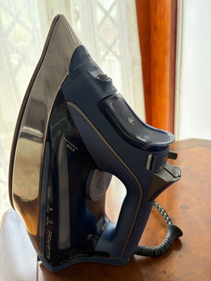 Rowenta Pro Master 2800 watt steam iron like new