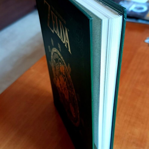 The Legend of Zelda Hyrule Historia book like new, Dark Horse Nintendo