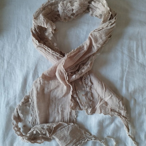 Beige cotton scarf with lace