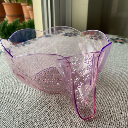 Plastic Daisy Bowl like new that looks like glass