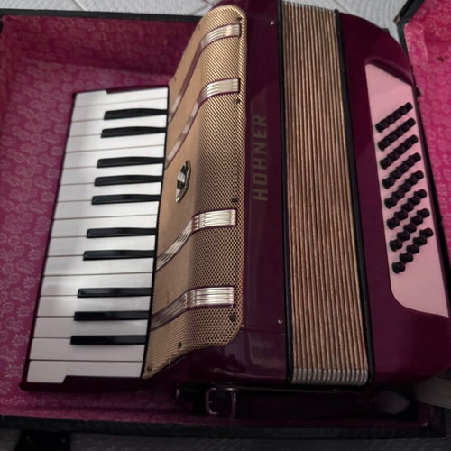 Hohner Starlet 40 Accordion like new with original case 1974