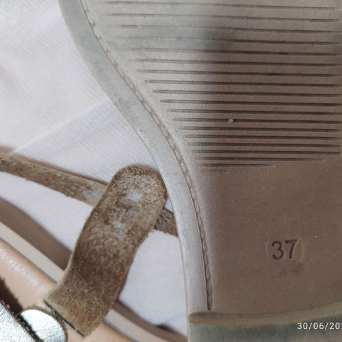 J&C Rose Gold Leather Sandals like new, flat sole