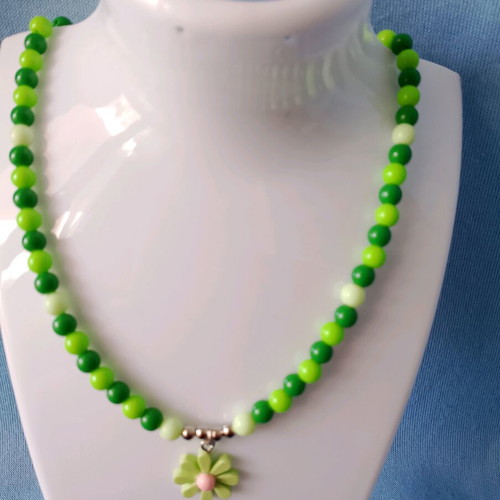 Handmade green beaded spring and summer necklace new