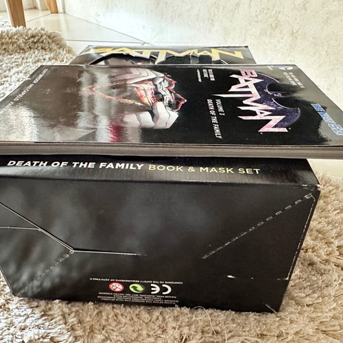 Batman Death of the Family book and mask set new