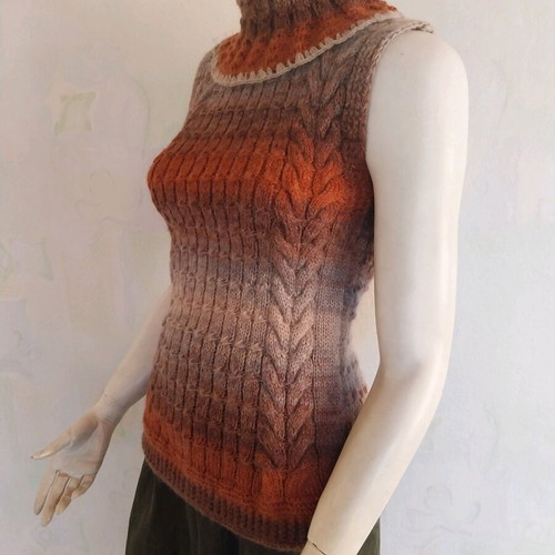 Women's sleeveless sweater with polo collar hand-knitted like new