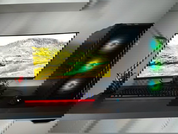Gaming PC και Οθόνη υψηλών επιδόσεων προς πώληση