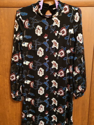 Φόρεμα Attrattivo μαύρο φλοράλ medium με διαφάνεια στα μανίκια σαν καινούργιο