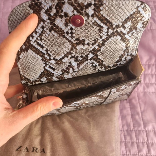 Τσαντάκι ώμου Zara καινούριο με μοτίβο δέρματος φιδιού και ασημί αλυσίδα