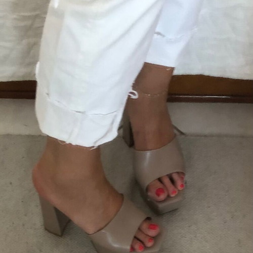 Zara women's white crop jeans used with frayed ankles