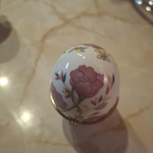 Porcelain eggs set like new