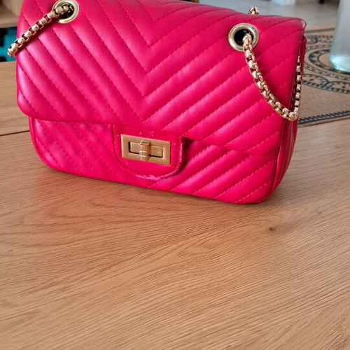 Red shoulder bag like new with gold chain strap