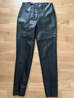 Δερματινό παντελόνι Primark μαύρο σαν καινούργιο με σουέτ επένδυση μέγεθος M