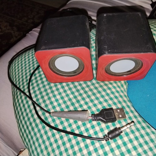 Compact budget vintage stereo computer speakers cube design