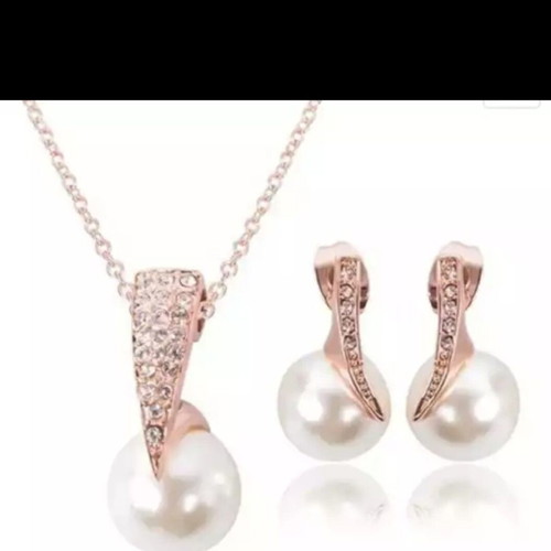 Pearl and Crystal Jewelry Set in Rose Gold New