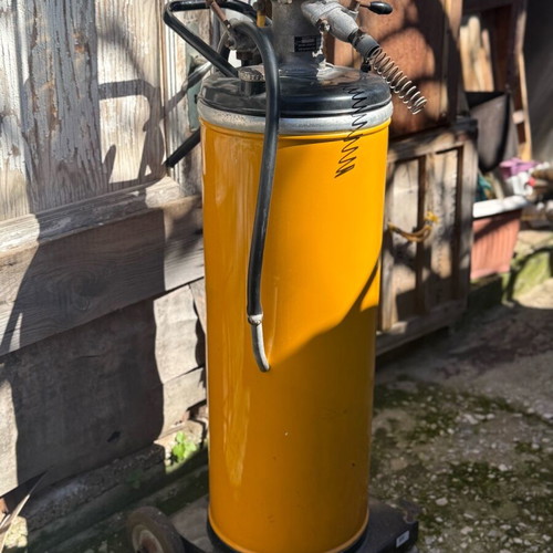 Rolli D6/5A Horn Flensburg oil and gasoline pump like new with glass container