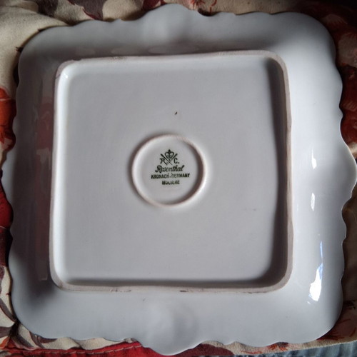 Decorative plate like new with Chinese emperor and two maids