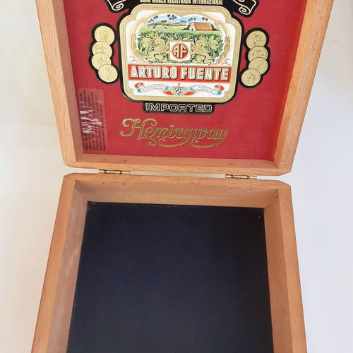 Hemingway Maduro cigar box used, cedar wood