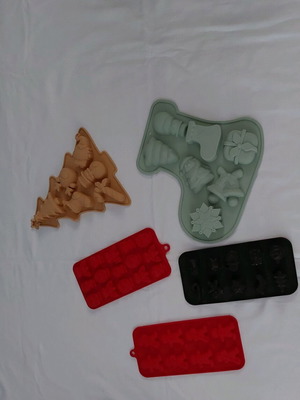 Set of 5 silicone molds Christmas designs like new