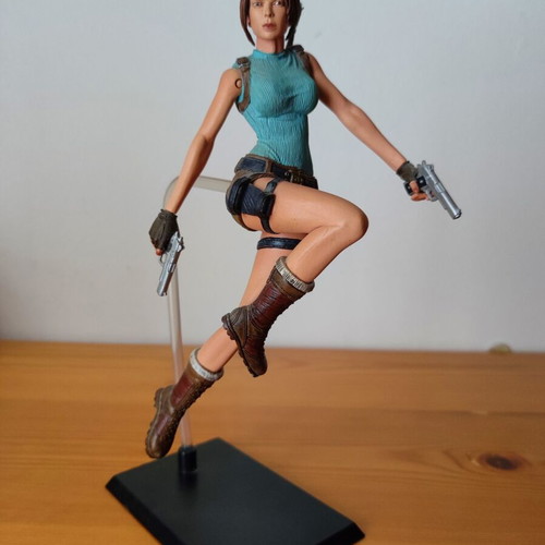 Lara Croft Tomb Raider Anniversary 2007 collectible figure with base and pistols