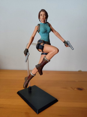 Lara Croft Tomb Raider Anniversary 2007 колекционерска фигура с поставка и пистолети